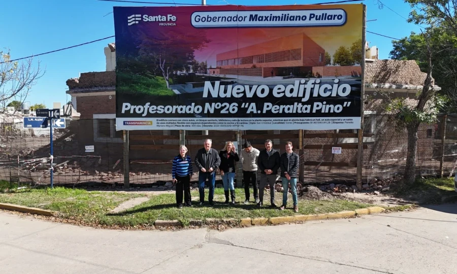 Las autoridades frente a la emblem&aacute;tica obra.