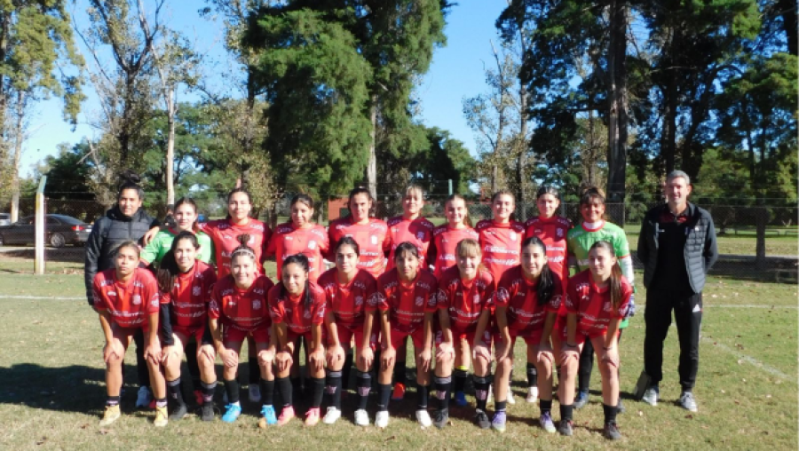 BUEN DEBUT. El equipo femenino de 9 de Julio.