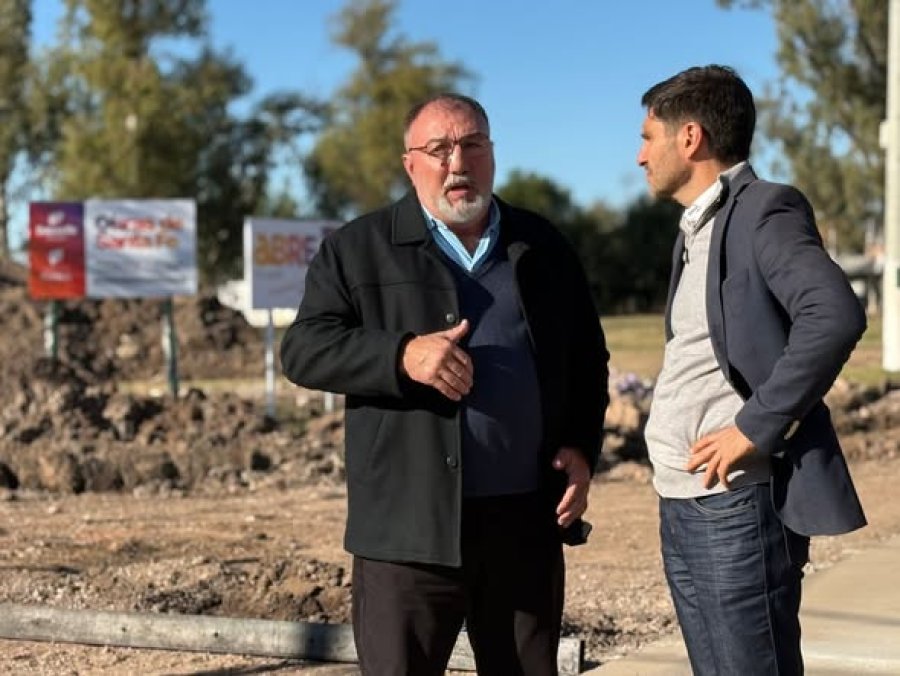 Oscar Mart&iacute;nez dialoga con Maximiliano Pullaro.