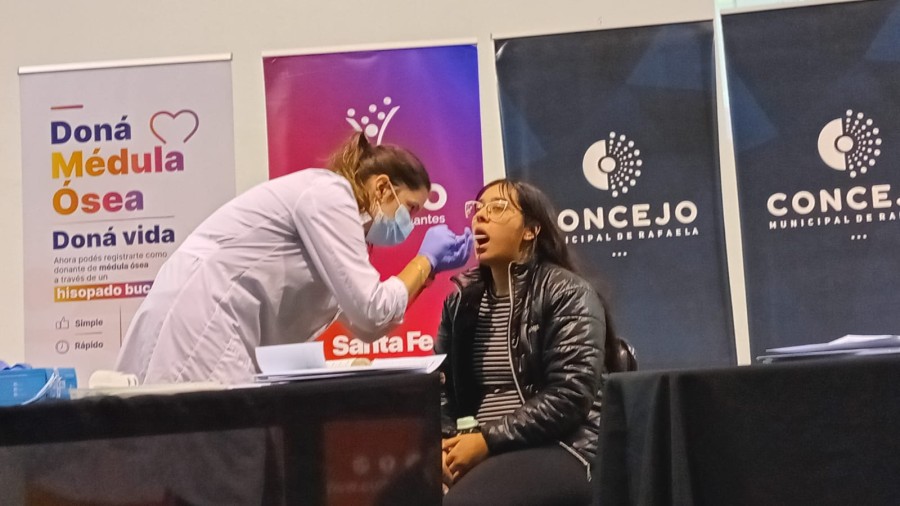 Personal del CUDAIO toma muestras a una de las voluntarias.