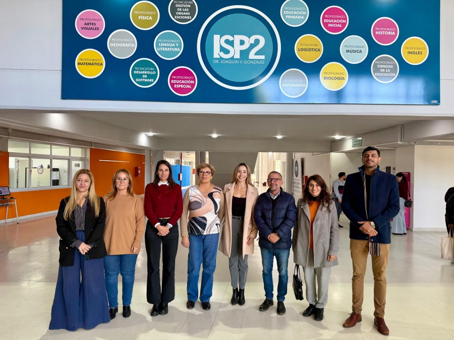 Carla Boidi, Laura Culzoni, Paz Caruso, Mabel Fossatti, Cecilia Andrada, Juan Scavino, Milagros Zafra y Maximiliano Postovit en el Instituto del Profesorado. (FOTO PRENSA CONCEJO)