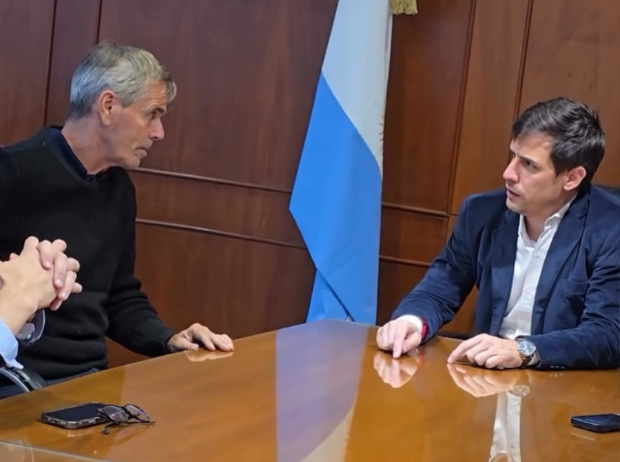 El director de Vialidad, Pablo Seghezzo y el intendente Leonardo Viotti en el despacho de Intendencia de la Municipalidad de Rafaela.
