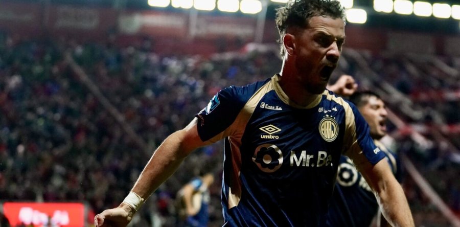 TOMAS MOLINA. El buen delantero del equipo de La Paternal.