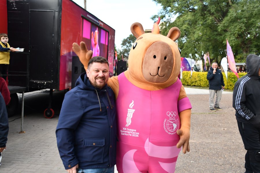 El Intendente junto a la mascota.