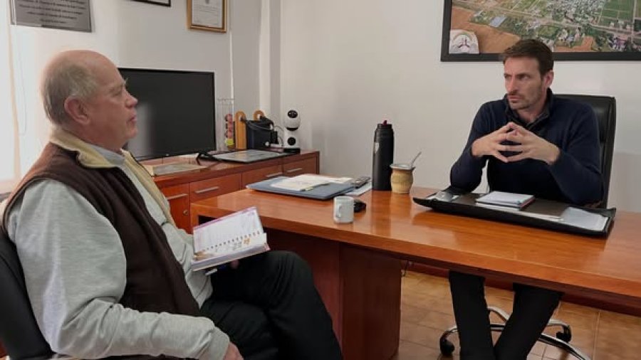 En la Intendencia Gonzalo Aira recibi&oacute; al p&aacute;rroco, Neri Zbrun.