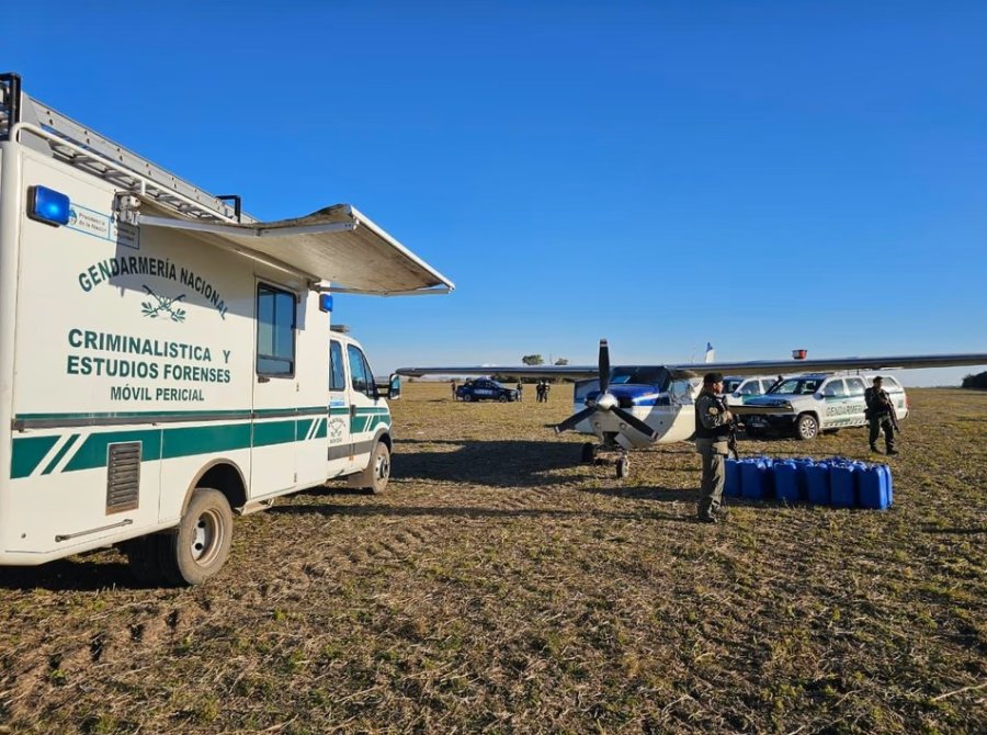 En un operativo ordenado por la Justicia federal, Gendarmer&iacute;a Nacional logr&oacute; incautar 321 kilos de coca&iacute;na en una avioneta.