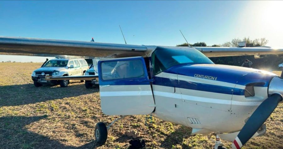 La avioneta que estaba a cargo de los dos ciudadanos bolivianos que fueron detenidos. (FOTO GENDARMER&Iacute;A NACIONAL)