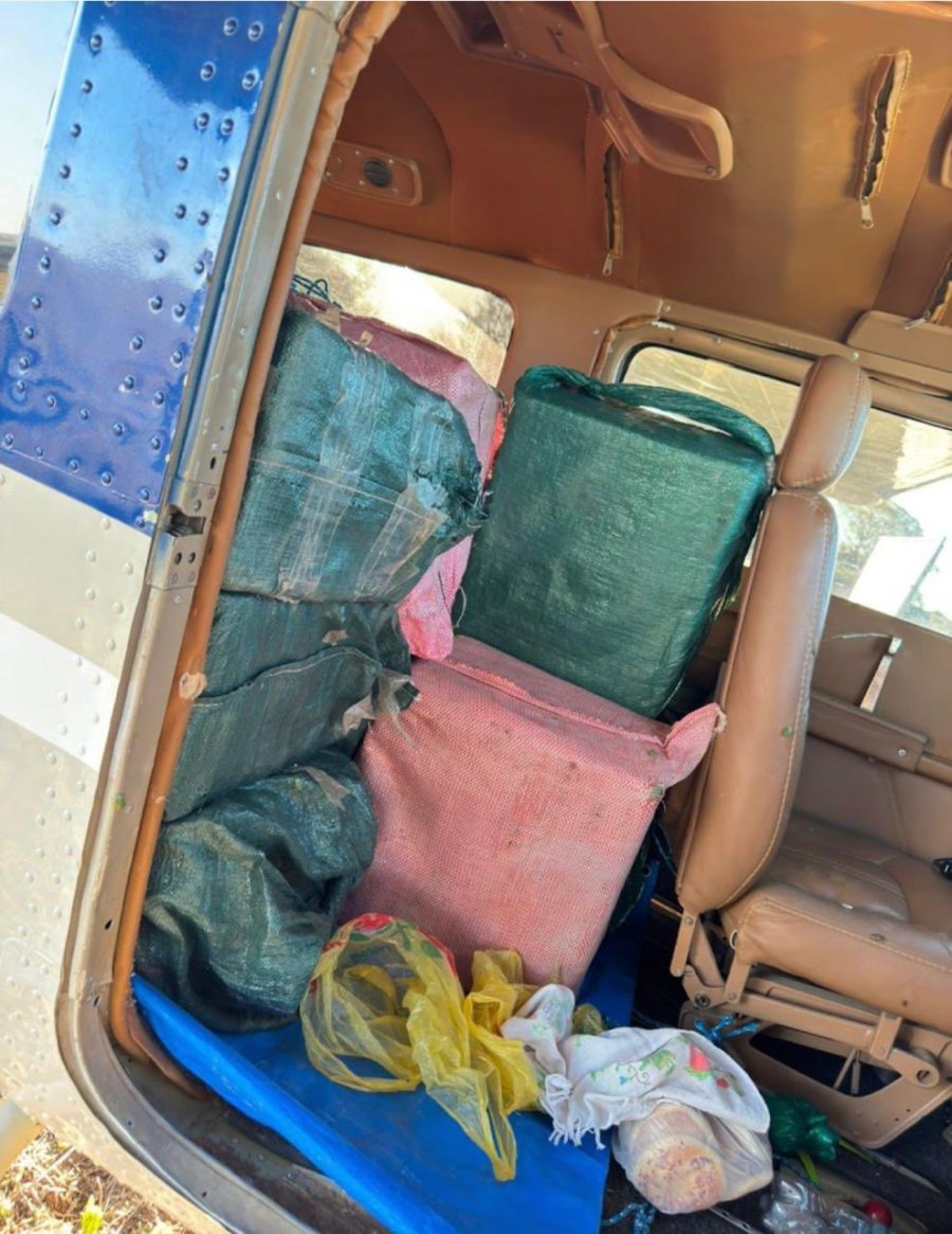 El interior del avi&oacute;n donde fueron hallados los paquetes con la coca&iacute;na. (FOTO GENDARMER&Iacute;A NACIONAL)