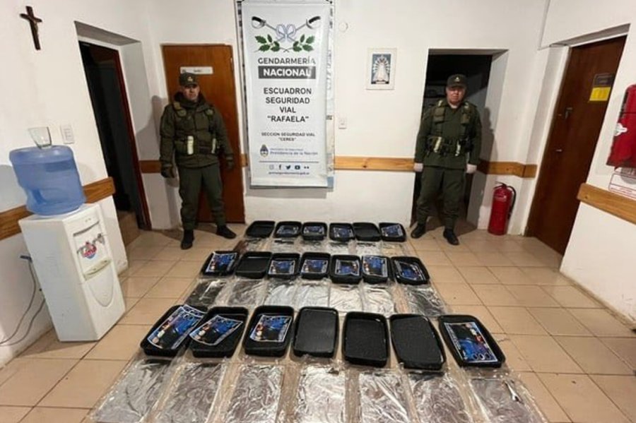 Gendarmes del Escuadr&oacute;n Vial Rafaela con parte de la droga incautada.