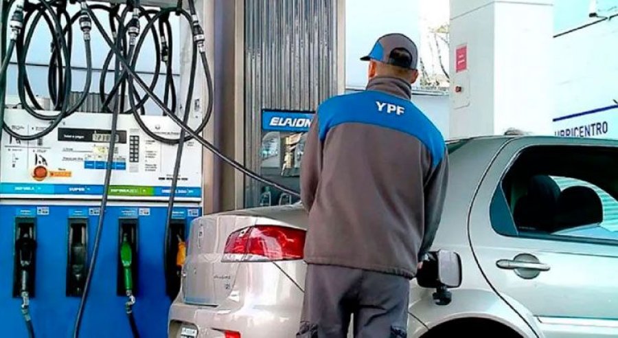 NAFTAS MAS CARAS. La petrolera YPF confirm&oacute; que la empresa ajustar&aacute; desde esta noche en un 1% el precio de los combustibles.