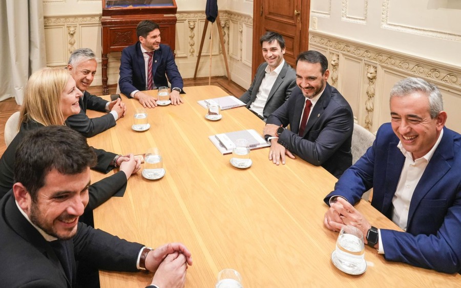 Los intendentes de Venado Tuerto Leonel Chiarella y de Rosario Pablo Javkin junto a la diputada Gisela Scaglia y los gobernadores Alfredo Cornejo, Maximiliano Pullaro, Nacho Torres y Juan Pablo Vald&eacute;s