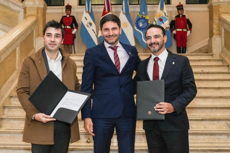 Nacho Torres (Chubut) y Juan Pablo Vald&eacute;s (Corrientes) junto al santafesino Maximiliano Pullaro. (FOTO SCS)