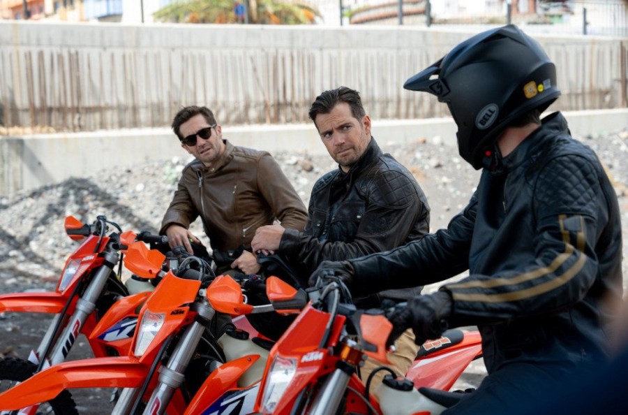 "En la Zona Gris" est&aacute; protagonizada por Henry Cavill, Jake Gyllenhaal y Eiza Gonzalez.