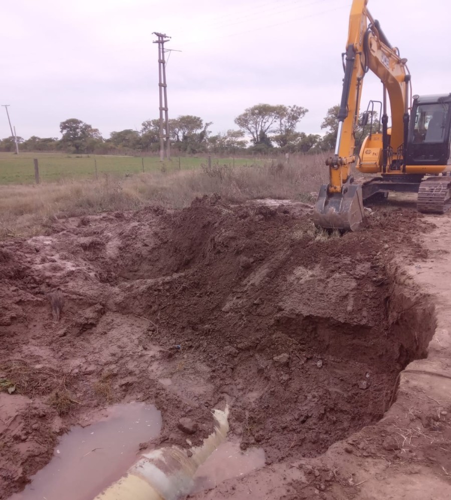 Aguas Santafesinas trabaja en un sector rural de Sa Pereira para reparar un ca&ntilde;o de un metro de di&aacute;metro.