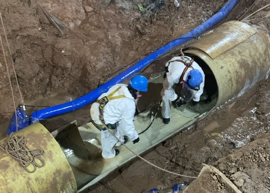 Dos operarios trabajan sobre las tuber&iacute;as da&ntilde;adas a una profundidad de tres metros, en la zona rural de Sa Pereira.