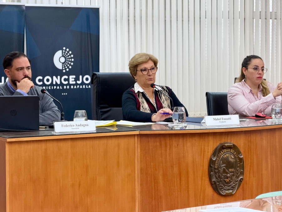 La presidente del Concejo, Mabel Fossatti junto a las autoridades del cuerpo legislativo durante la sesi&oacute;n de este jueves.