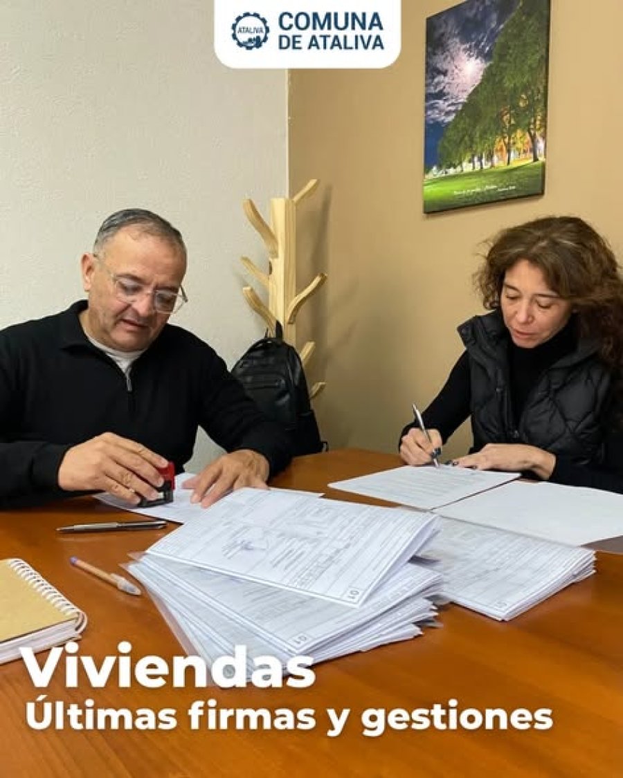 Jos&eacute; &Aacute;lvarez y Lourdes Vaudagna durante la firma.