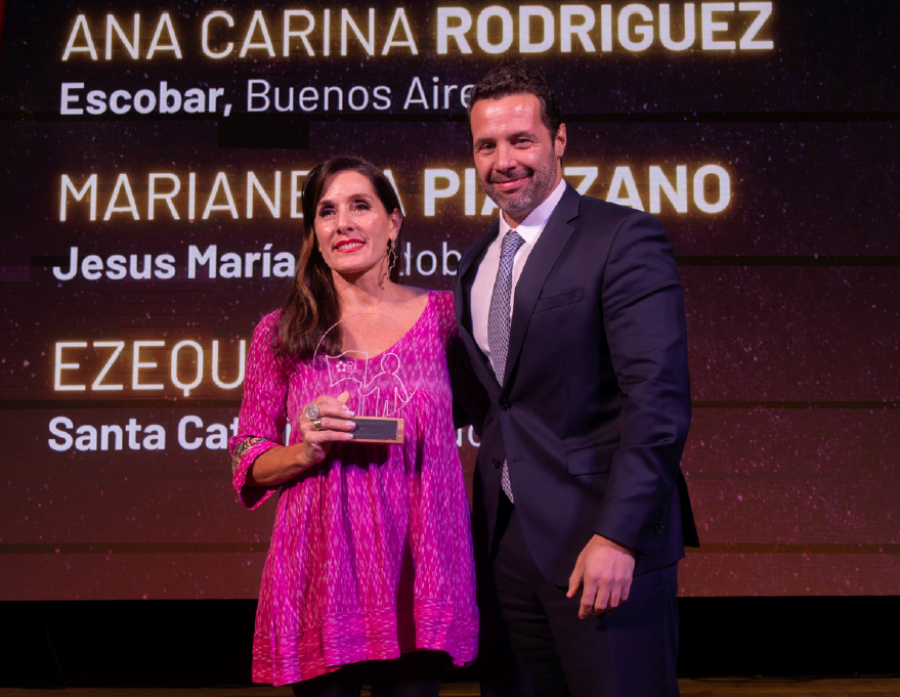 Ana Carina Rodr&iacute;guez, secretaria de Innovaci&oacute;n de la Municipalidad de Escobar junto a Juan Mazz&oacute;n, gerente de Banco Macro. (FOTO BANCO MACRO)