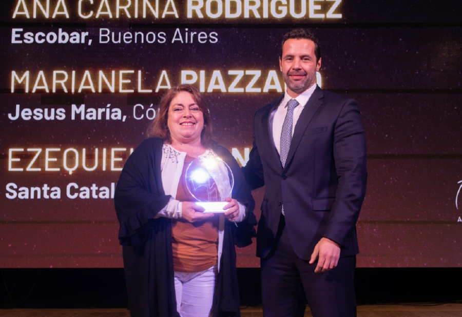 Marianela Piazzano, secretaria de Coordinaci&oacute;n de Gesti&oacute;n y Planificaci&oacute;n Estrat&eacute;gica de la Municipalidad de Jes&uacute;s Mar&iacute;a, C&oacute;rdoba, recibi&oacute; su premio de la mano de Juan Mazz&oacute;n. (FOTO BANCO MACRO)