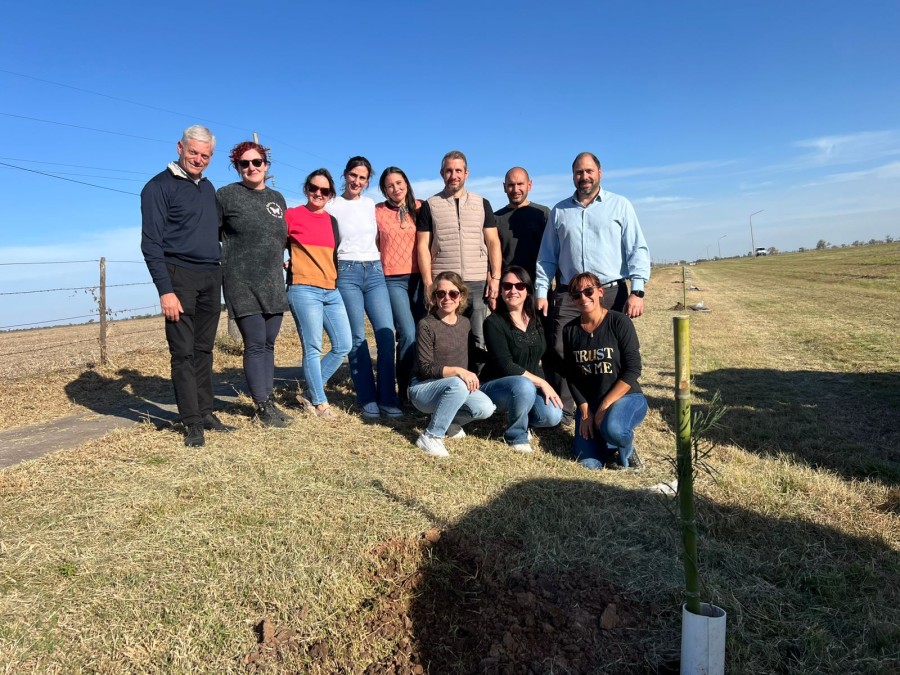 La plantaci&oacute;n se realiz&oacute; en el marco del Programa Un &aacute;rbol, un graduado.