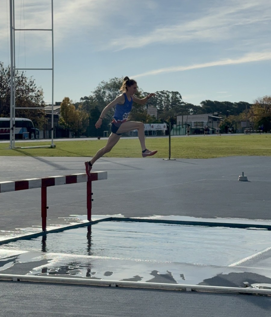 SALTO EN SU CARRERA. Sofi durante la prueba en que obtuvo la medalla dorada en Concepci&oacute;n del Uruguay.