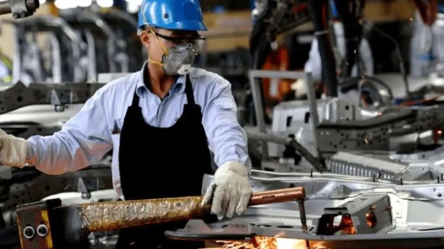 PRESENTE COMPLICADO. Con una proyecci&oacute;n de ca&iacute;da del 1,5% para 2026, la industria padece la recesi&oacute;n interna, la suba de costos en d&oacute;lares y la sobreproducci&oacute;n de China.