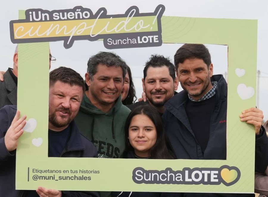 El gobernador Pullaro y el intendente Pinotti junto a una de las familias beneficiarias.