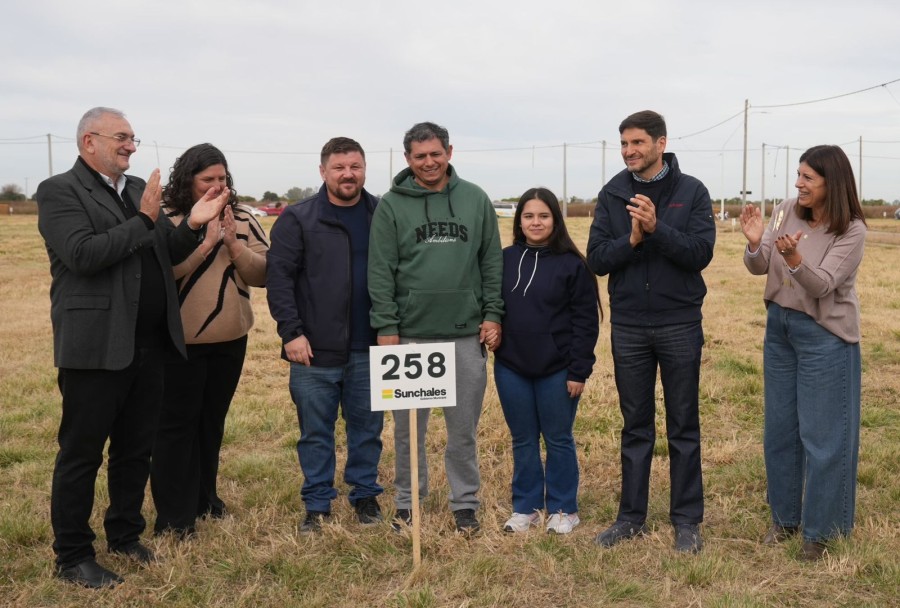 El senador Alcides Calvo, el intendente de Sunchales Pablo Pinotti, el gobernador Maximiliano Pullaro y la presidente de la C&aacute;mara de Diputados, Clara Garc&iacute;a en el lote 258 junto a sus adjudicatarios. (FOTO SCS)