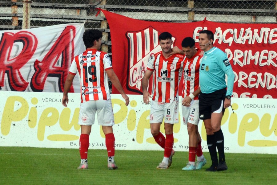 GRAN PARTIDO. Androetto ( N.2), en el festejo con Uriona y Salvucci.