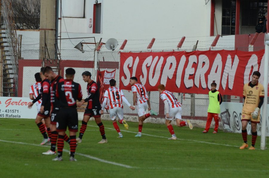 El momento del segundo gol (foto Mario Liotta).