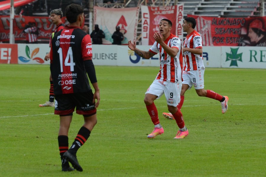 La protesta de Troncoso por un gol anulado (foto Mario Liotta).