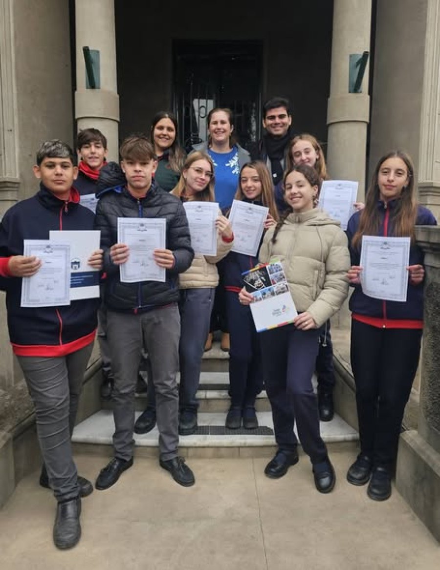 Los estudiantes distinguidos junto a la jefa comunal.
