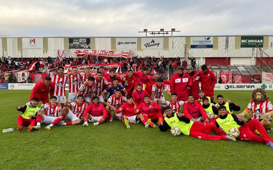 FESTEJO FINAL. Tras el gran triunfo, la celebraci&oacute;n juliense en el campo.