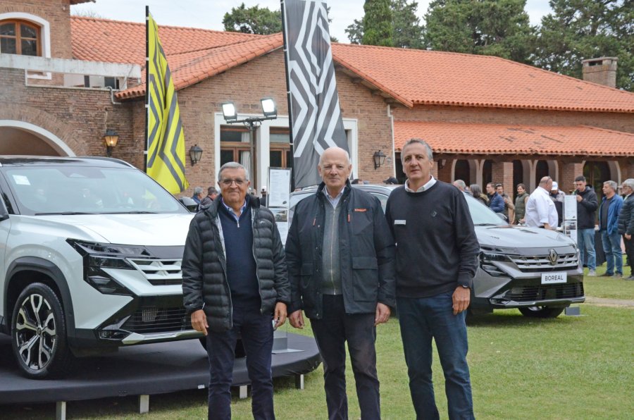 Directivos de la firma y socios del Jockey disfrutaron del gran evento.