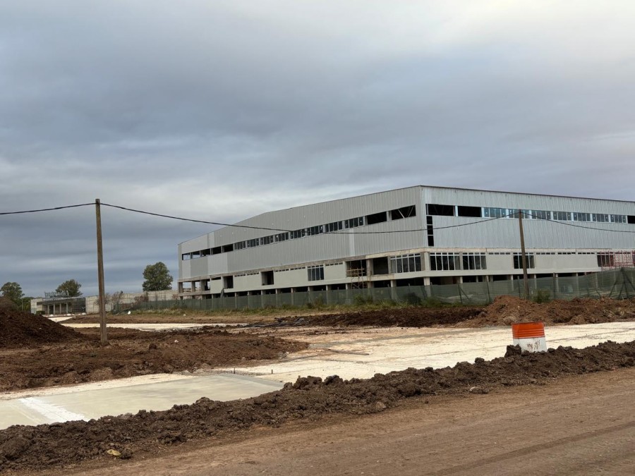 El moderno microestadio que se construye entre las avenidas Salva y Podio, en el oeste de la ciudad, junto a infraestructura urbana. (FOTO LA OPINI&Oacute;N)