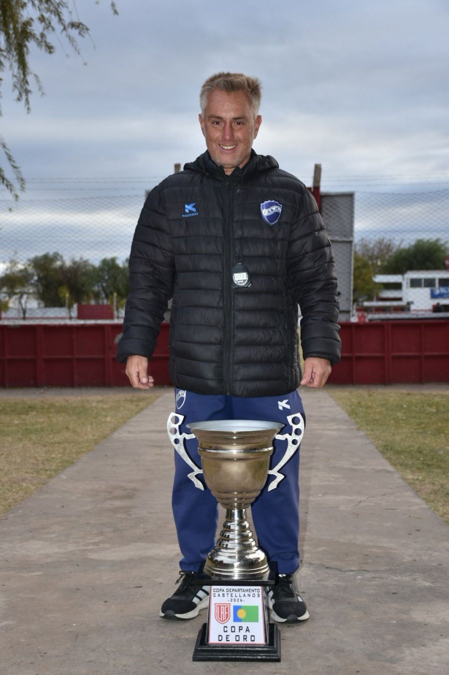 Medrano con el trofeo.