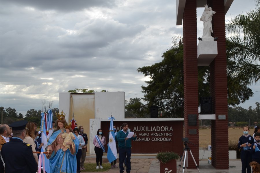 El monumento en el acceso a la localidad.