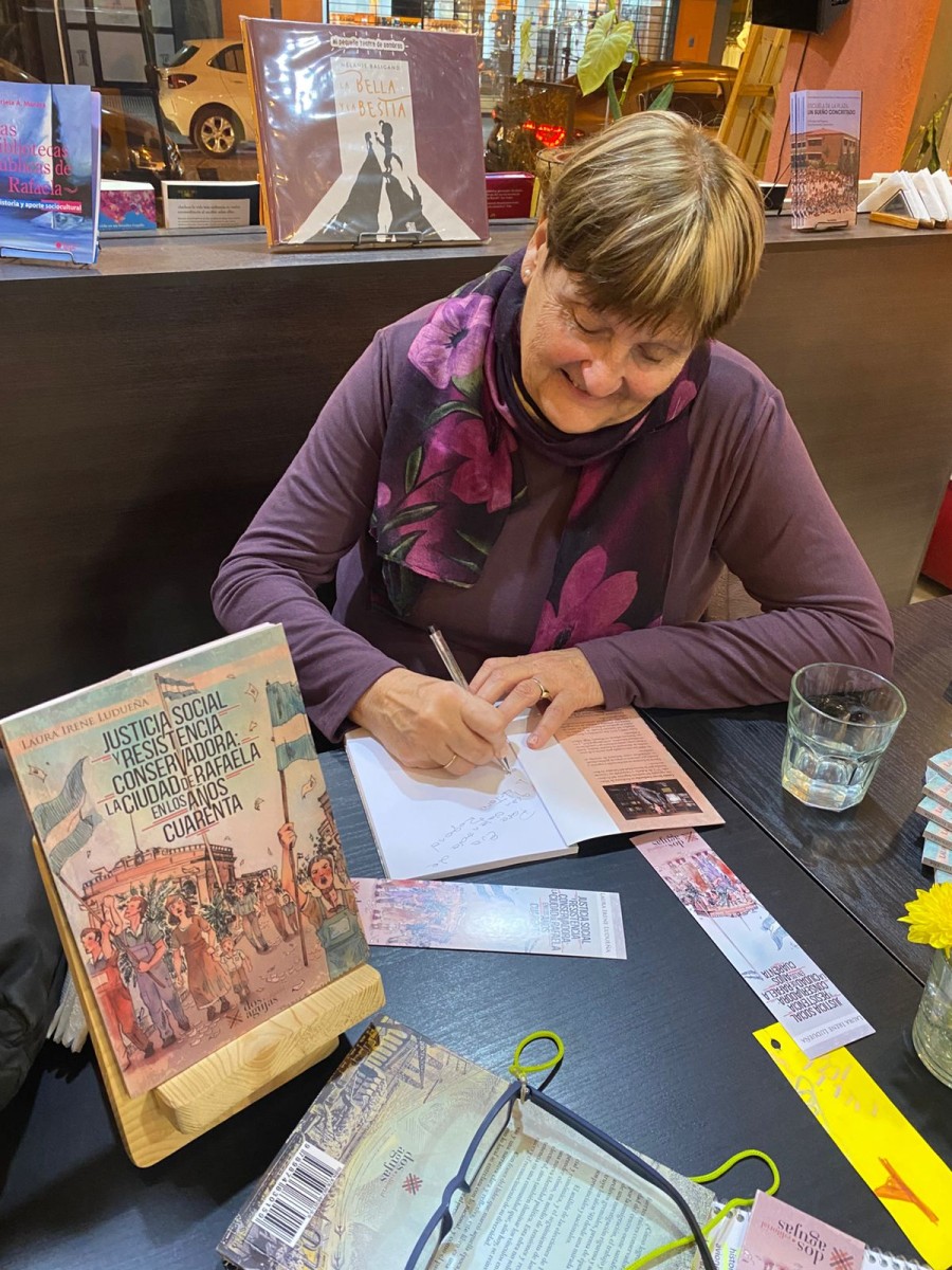 Laura I. Ludue&ntilde;a en la presentaci&oacute;n de su nuevo libro.