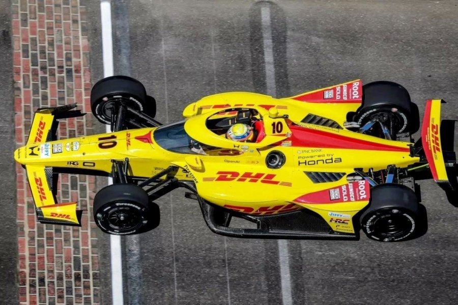 Alex Palou sobre la yarda de ladrillos en el circuito de Indian&aacute;polis.