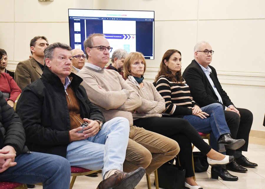 El presidente del CCIRR, Gabriel Corrado, la presidenta de la C&aacute;mara de Industriales Metal&uacute;rgicos, Graciela Acastello, el empresario Adolfo Hartmann y la secretaria de Desarrollo Econ&oacute;mico del Municipio, Patricia Imoberdorf entre los asistentes a la reuni&oacute;n de FISFE en Rafaela. (PRENSA CCIRR)