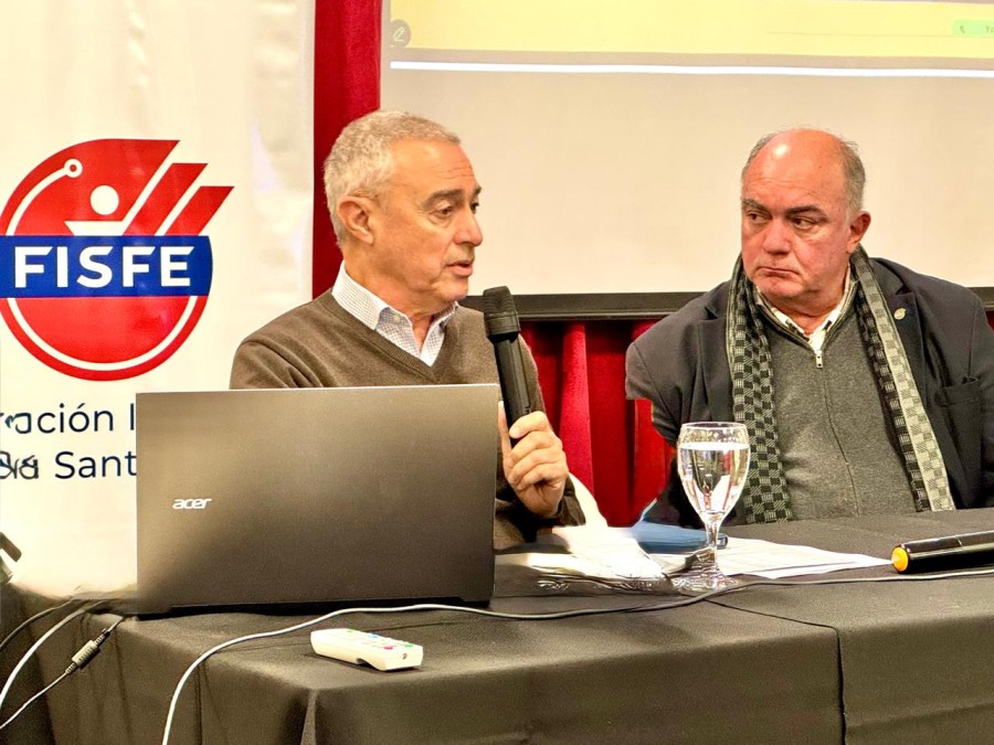 El CEO de Litoralgas, Dante Dell'Elce y el presidente de FISFE, Claudio Mart&iacute;n, durante la reuni&oacute;n en el Centro Comercial e Industrial de Rafaela y la Regi&oacute;n este lunes por la tarde.