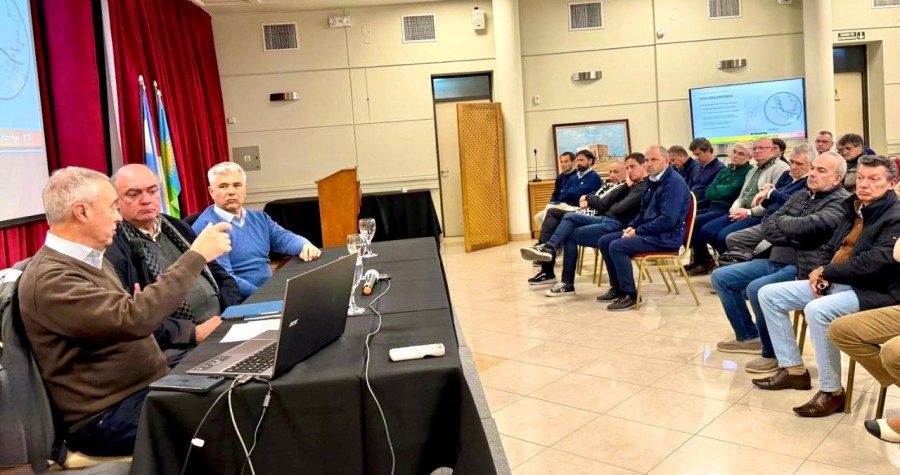 Dante Dell'Elce, de Litoragasl, Claudio Mart&iacute;n, de FISFE y Mauricio Rizzotto, vicepresidente del FISFE y presidente de la Comisi&oacute;n de Industrias del CCIRR. (FOTO PRENSA LITORALGAS)