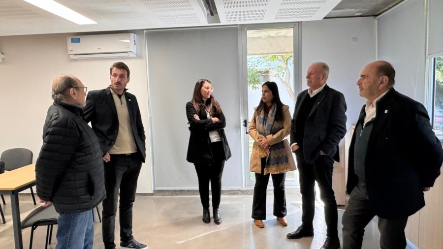 H&eacute;ctor Esborraz, Gonzalo Aira, Marina Pizzi, Agostina Ferrari, Orlando Thailinger y Oscar David al poner en marcha la extensi&oacute;n &aacute;ulica de UTN FRRa en la empresa Over de San Vicente.