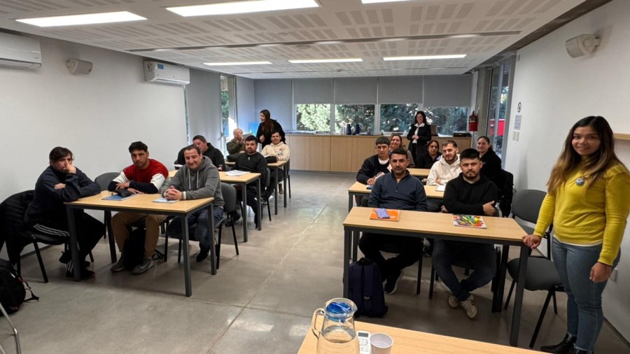 Con apoyo del municipio y articulaci&oacute;n con OVER, comenz&oacute; una experiencia educativa in&eacute;dita que permitir&aacute; a j&oacute;venes y adultos retomar y completar sus estudios secundarios. (FOTO UTN FRRA)