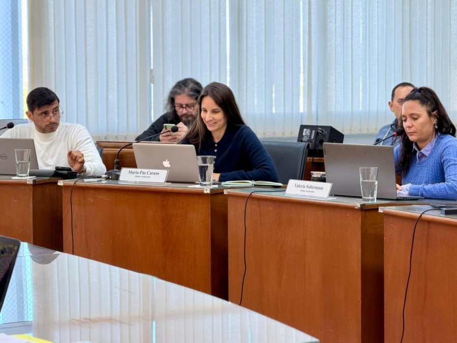 Los concejales justicialistas Maximiliano Postovit, Paz Caruso y Vale Soltermam durante la reuni&oacute;n de comisiones de este lunes. (FOTO PRENSA CONCEJO)