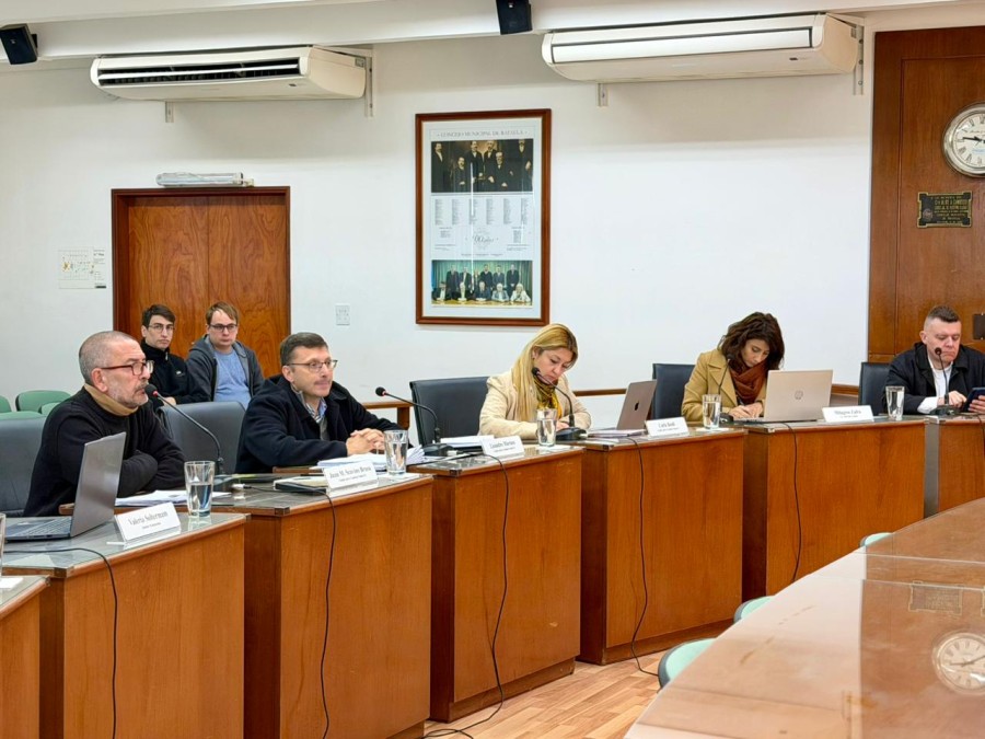 Juan Scavino, Lisandro M&aacute;rsico, Carla Boidi, del bloque Unidos, junto a Milagros Zafra y Fabricio Dellasanta, de La Libertad Avanza. (FOTO PRENSA CONCEJO)