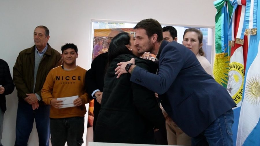 Gonzalo Aira con una emprendedora sanvicentina.