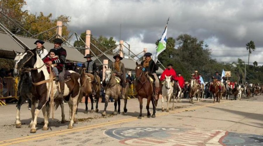 Agrupaciones gauchas participaron de la tradicioanal cabalgata.