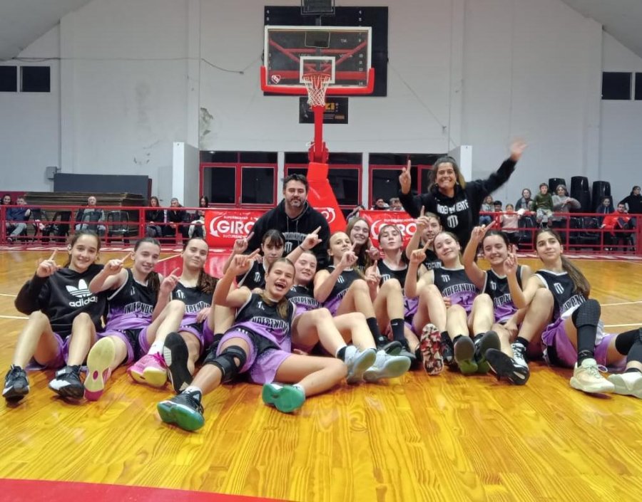 DE VISITANTE. Las chicas U15 de Independiente festejaron en Ataliva.