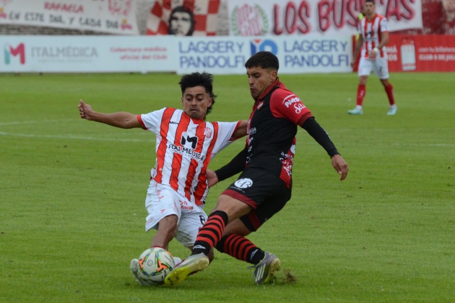 DISPUTA. Del Sole por la pelota ante un rival en la victoria juliense frente a Douglas Haig.